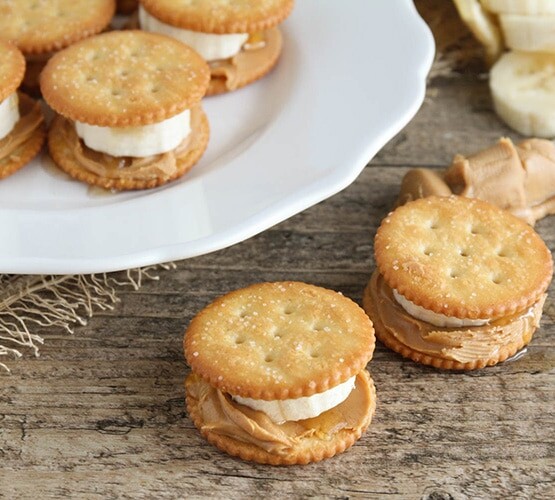 sandwiches made with crackers, peanut butter and sliced bananas