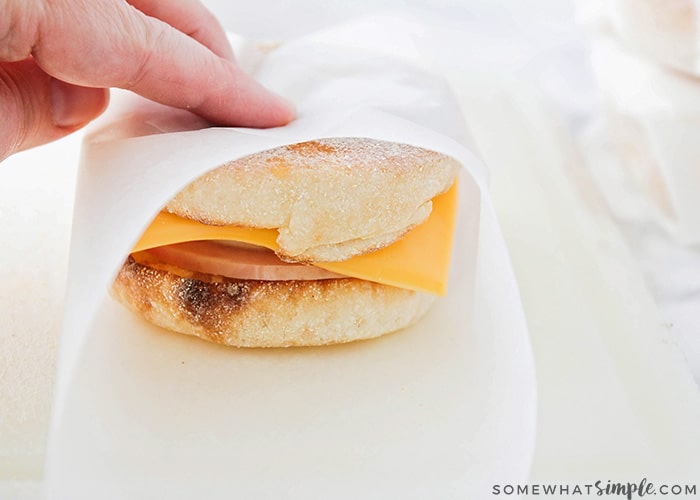 How to Wrap a Sandwich With Wax Paper 