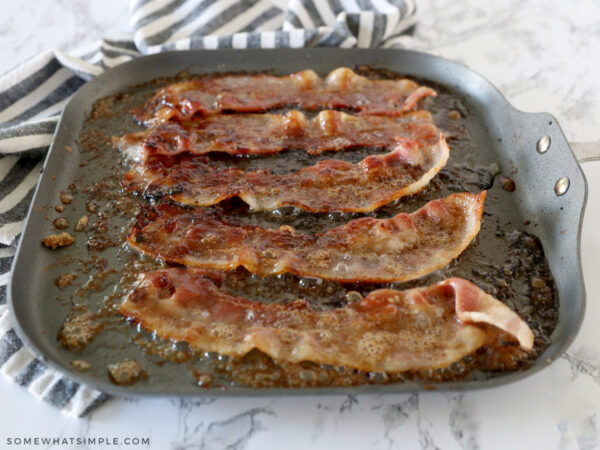 How to Cook Bacon in a Cast Iron Skillet (Cast Iron Bacon) - Everyday  Homemade