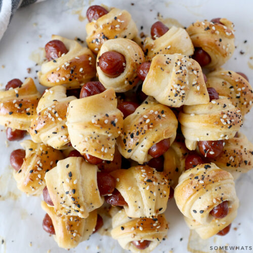 https://www.somewhatsimple.com/wp-content/uploads/2022/06/mini-pigs-in-a-blanket-dinner-500x500.jpg